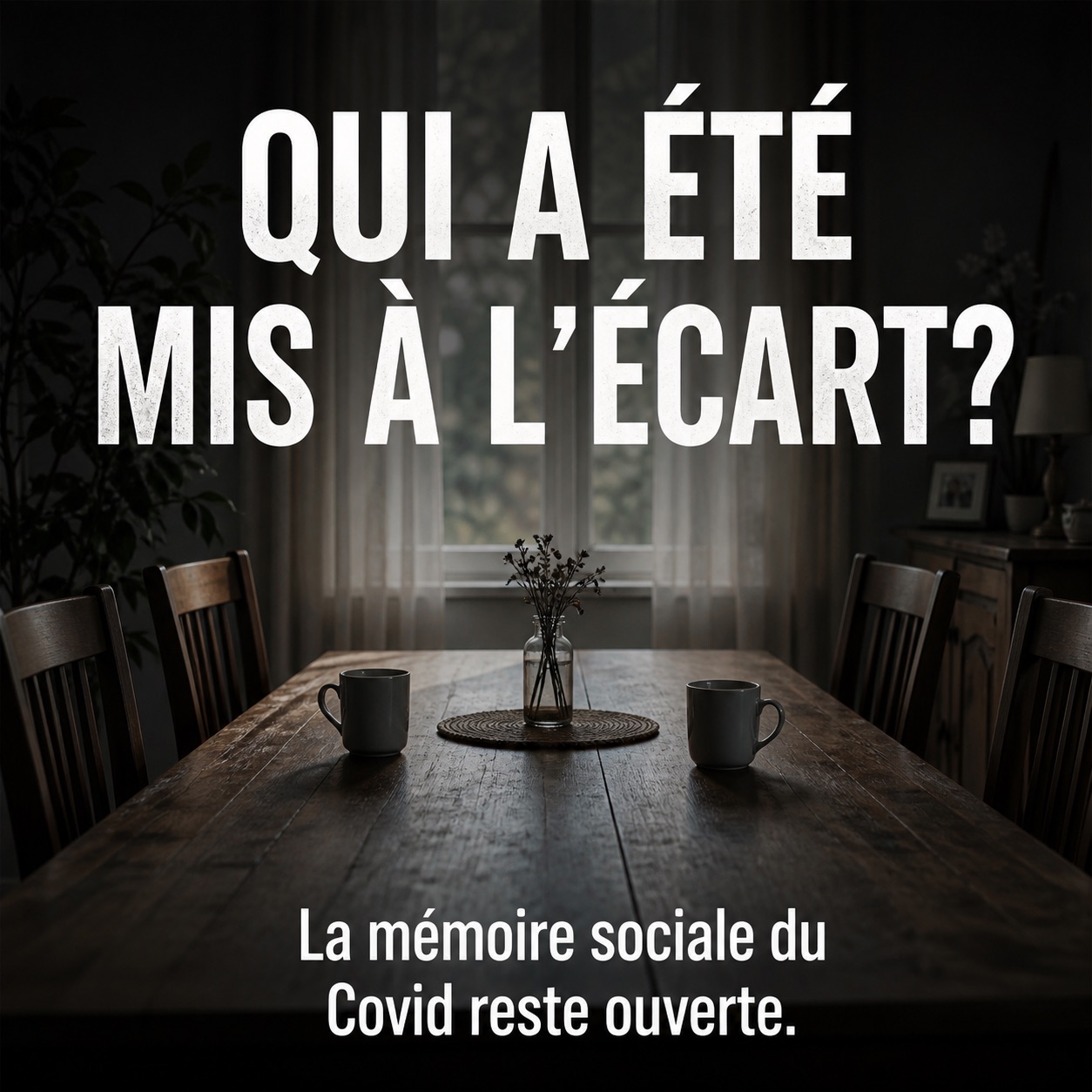 Famille séparée par une table vide, symbole des exclusions vécues pendant les années Covid